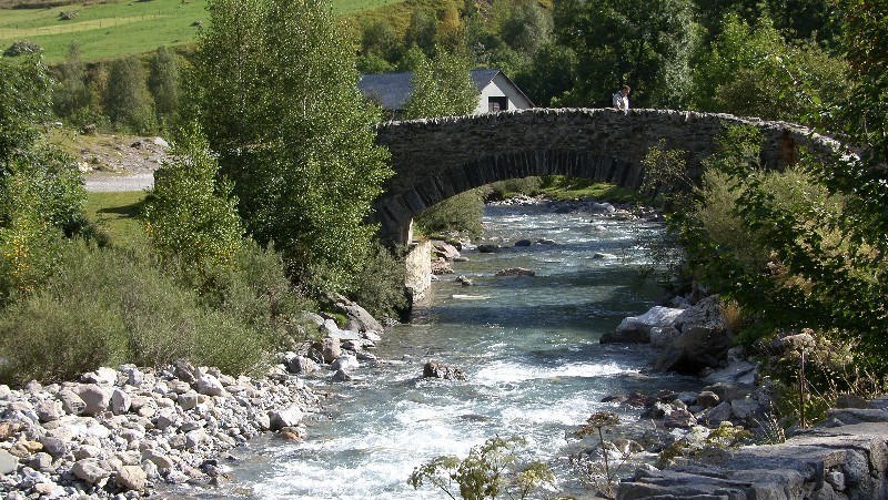 Pont de pierre sur le chemin de Ganarnie